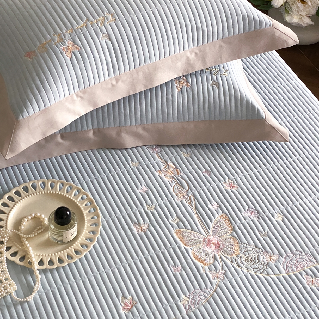 91家纺网 家纺一手货源 找家纺 由有家居 2025新品A类50S双股全棉磨毛绣花床盖三件套 晚意蓝