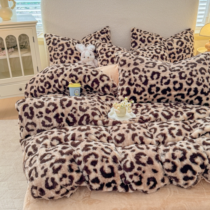 91家纺网 家纺一手货源 找家纺 小叮当家纺仓储工厂店 2025新款印花美拉德兔毛印花四件套 字母豹纹