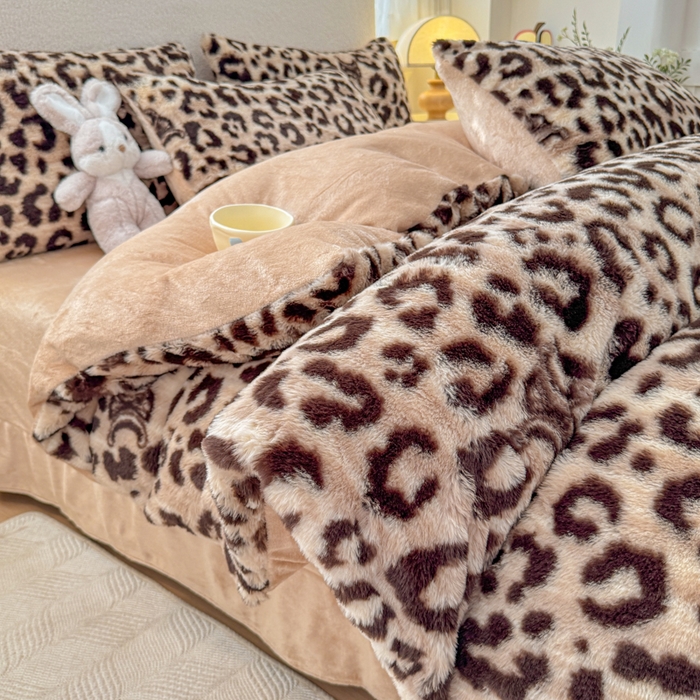 91家纺网 家纺一手货源 找家纺 小叮当家纺仓储工厂店 2025新款印花美拉德兔毛印花四件套 字母豹纹