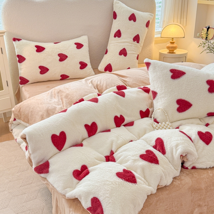 91家纺网 家纺一手货源 找家纺 小叮当家纺仓储工厂店 2025新款印花美拉德兔毛印花四件套 红色爱心