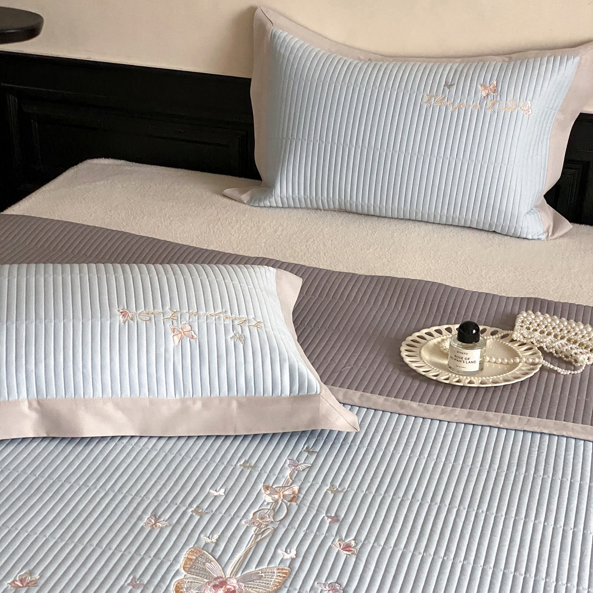 91家纺网 家纺一手货源 找家纺 由有家居 2025新品A类50S双股全棉磨毛绣花床盖三件套 晚意蓝