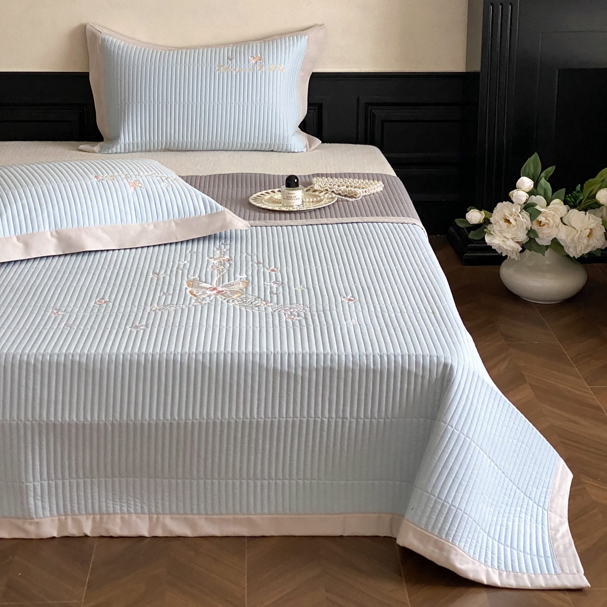 91家纺网 家纺一手货源 找家纺 由有家居 2025新品A类50S双股全棉磨毛绣花床盖三件套 晚意蓝