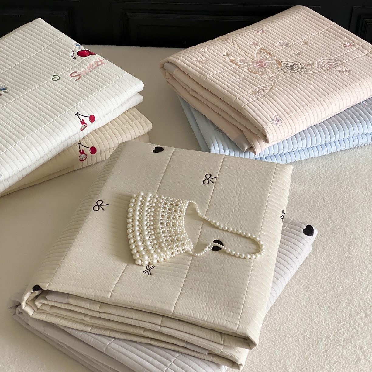 91家纺网 家纺一手货源 找家纺 由有家居 2025新品A类50S双股全棉磨毛绣花床盖三件套 组合图