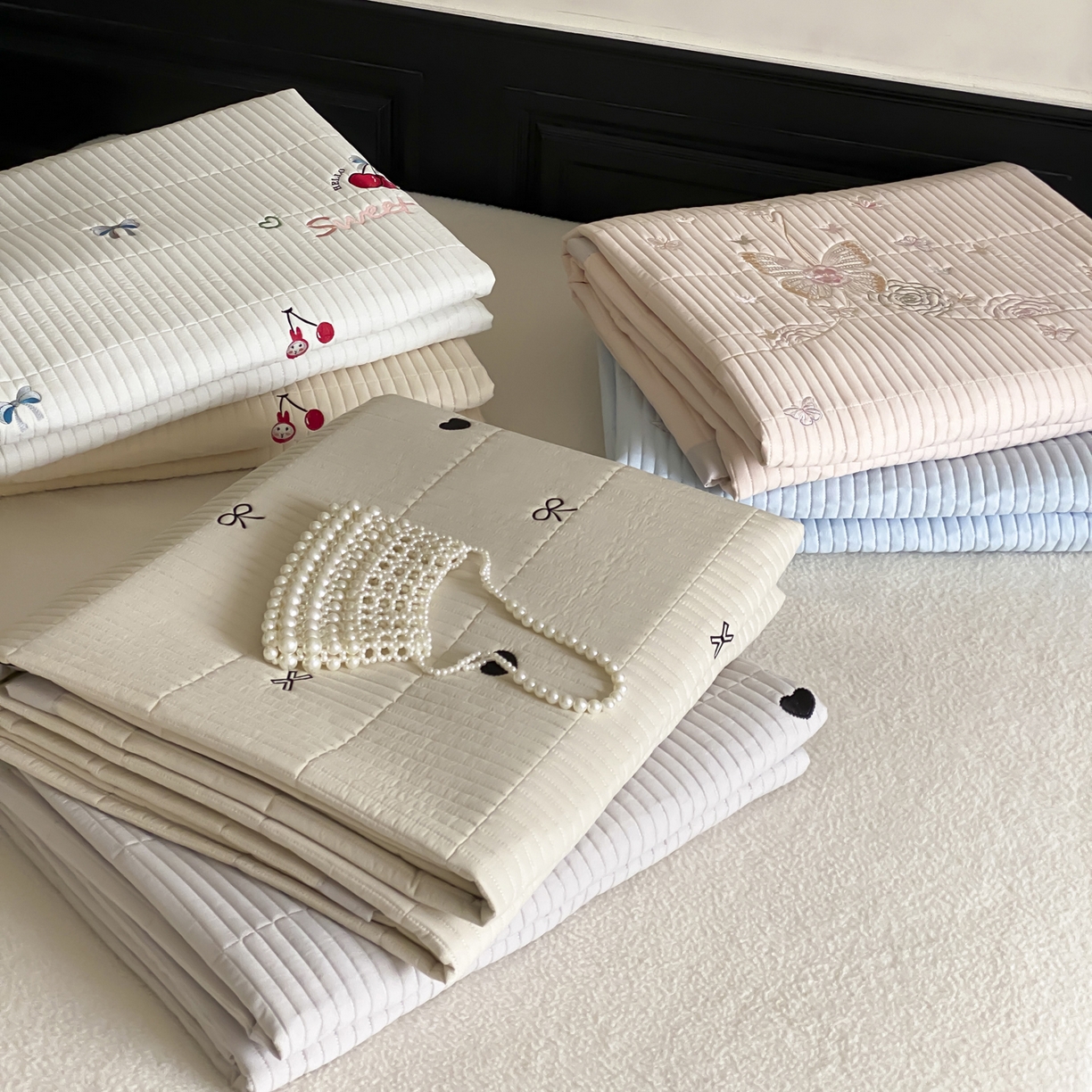 91家纺网 家纺一手货源 找家纺 由有家居 2025新品A类50S双股全棉磨毛绣花床盖三件套 组合图