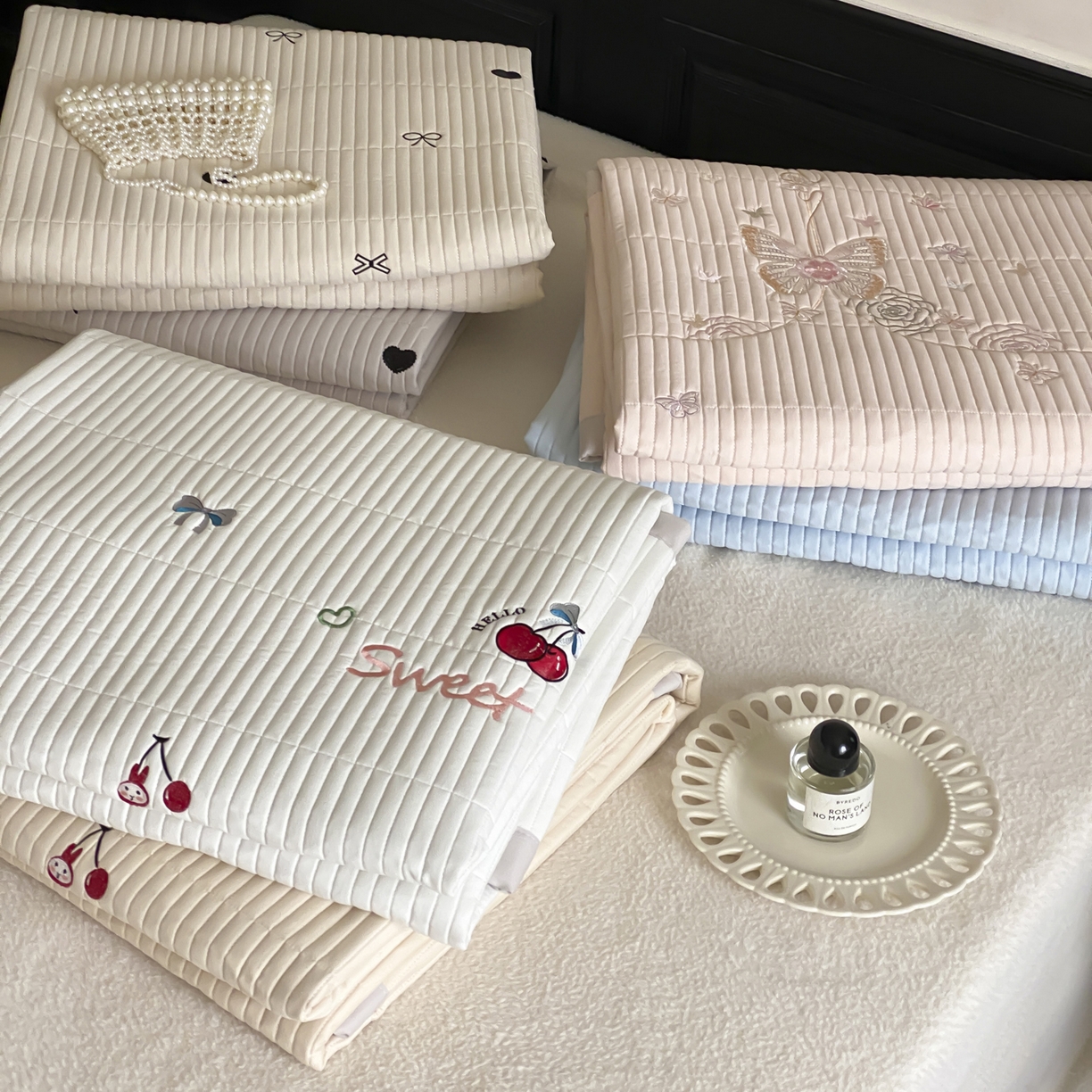 91家纺网 家纺一手货源 找家纺 由有家居 2025新品A类50S双股全棉磨毛绣花床盖三件套 组合图