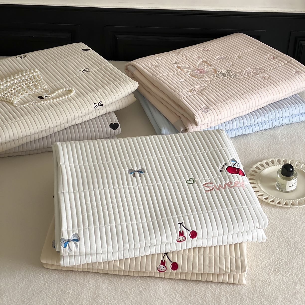 91家纺网 家纺一手货源 找家纺 由有家居 2025新品A类50S双股全棉磨毛绣花床盖三件套 组合图