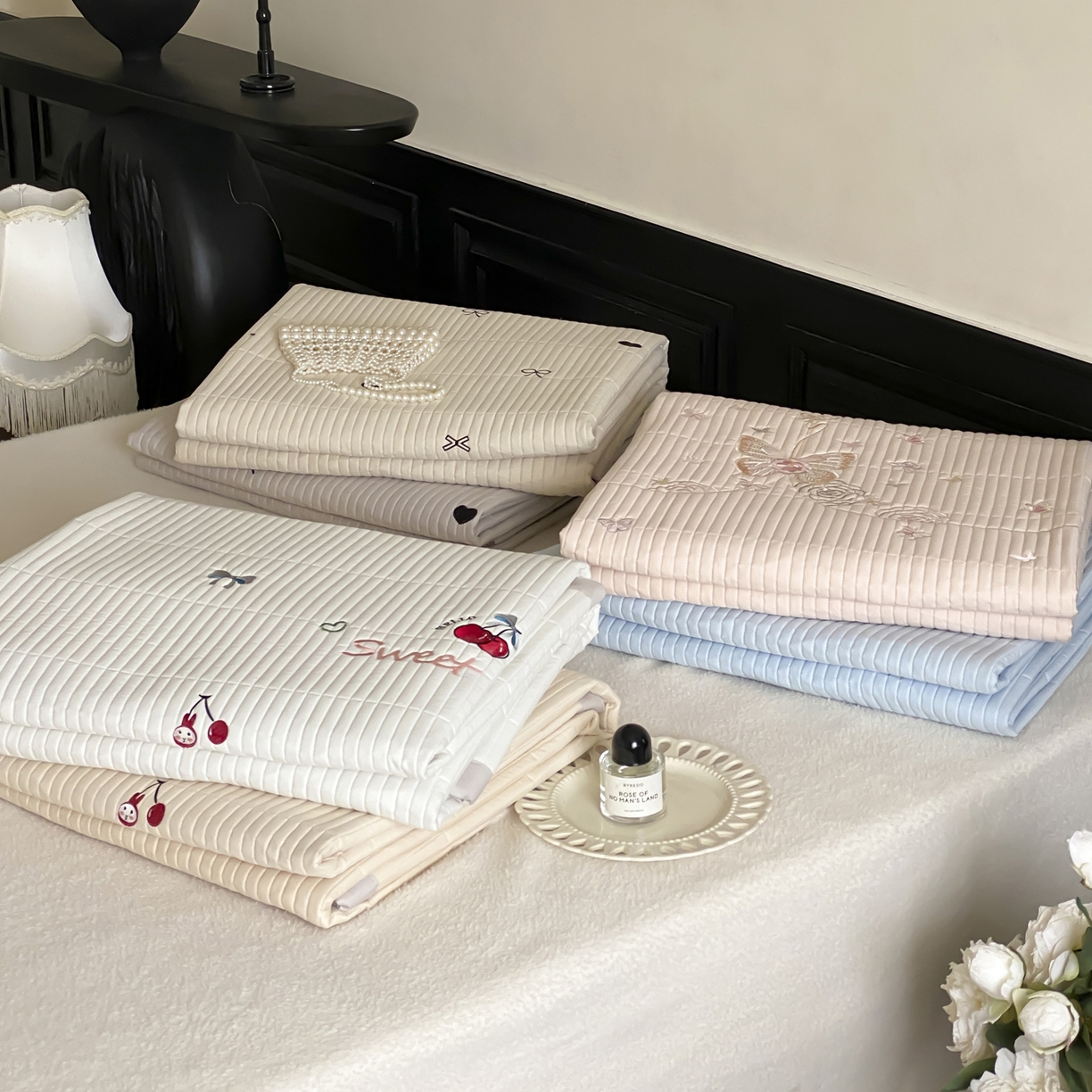 91家纺网 家纺一手货源 找家纺 由有家居 2025新品A类50S双股全棉磨毛绣花床盖三件套 组合图