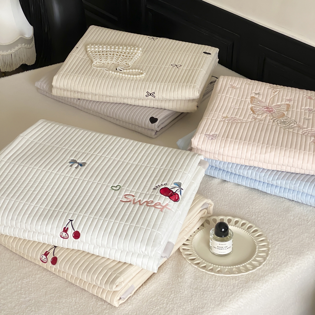 91家纺网 家纺一手货源 找家纺 由有家居 2025新品A类50S双股全棉磨毛绣花床盖三件套 组合图