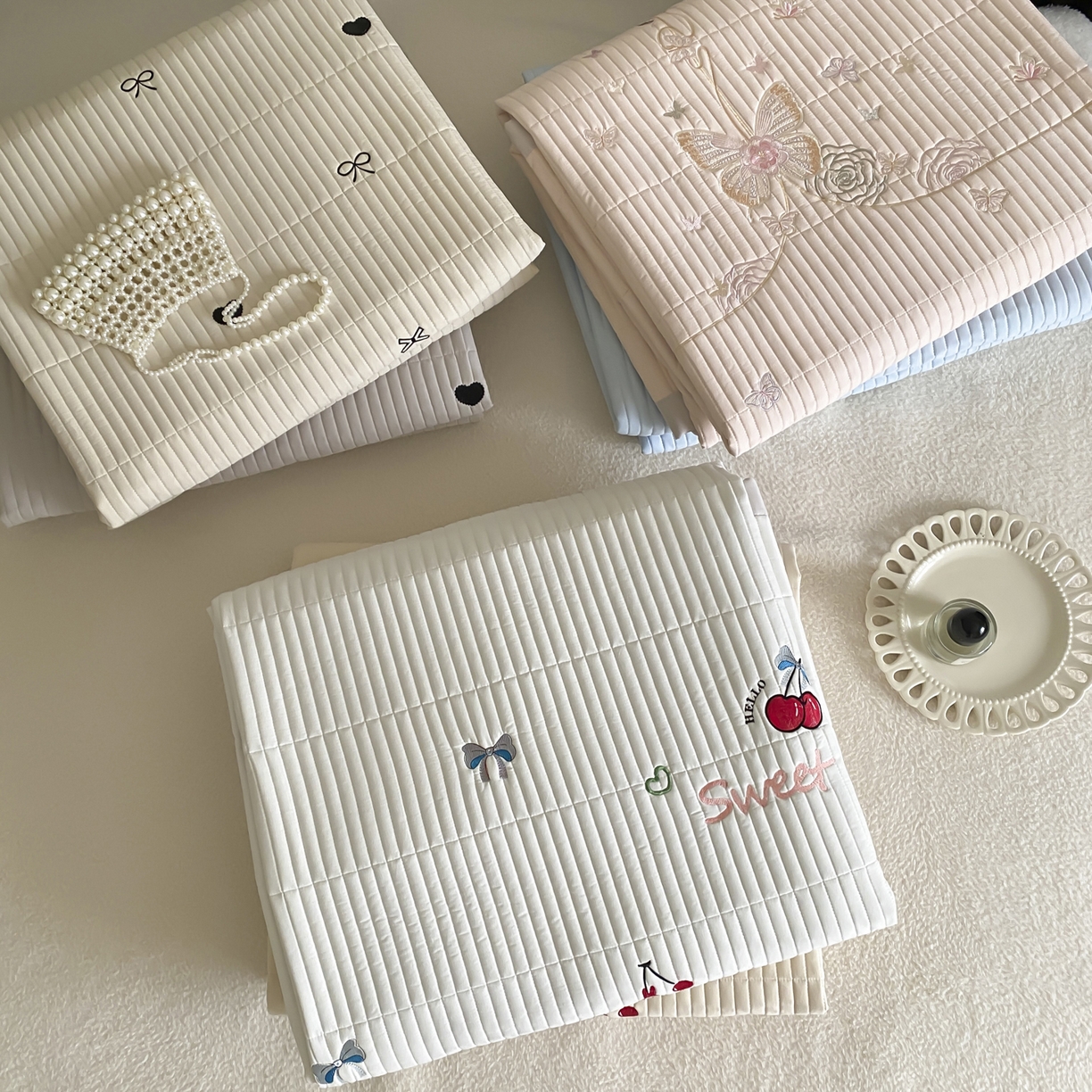 91家纺网 家纺一手货源 找家纺 由有家居 2025新品A类50S双股全棉磨毛绣花床盖三件套 组合图