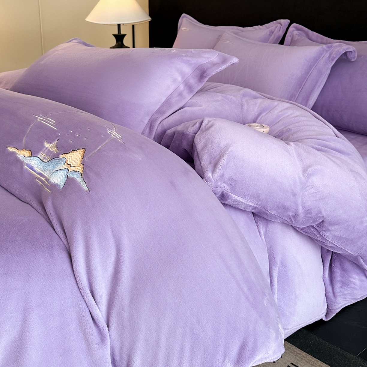 91家纺网 家纺一手货源 找家纺 （总）壹张床 2025新款高克重牛奶绒刺绣四件套