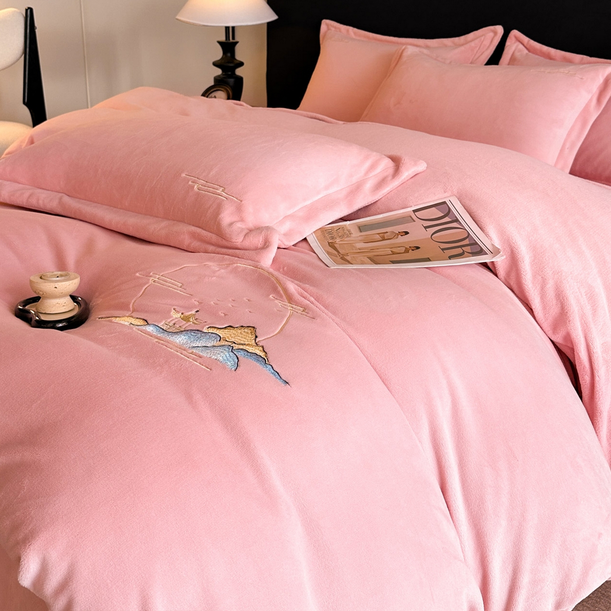 91家纺网 家纺一手货源 找家纺 （总）壹张床 2025新款高克重牛奶绒刺绣四件套