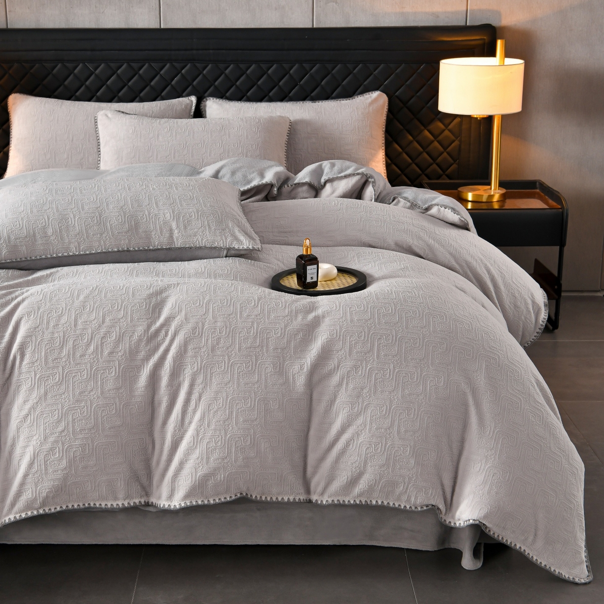 91家纺网 家纺一手货源 找家纺 （总）菡宝2025新款工艺款贝壳边雕花绒简约良品风牛奶绒四件套-梵西系列 支持定做定制尺寸