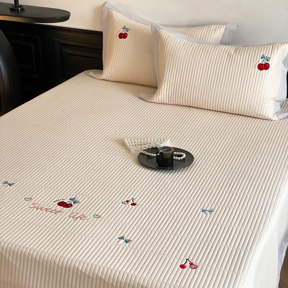 91家纺网 家纺一手货源 找家纺 由有家居 2025新品A类50S双股全棉磨毛绣花床盖三件套 樱桃丸子米黄