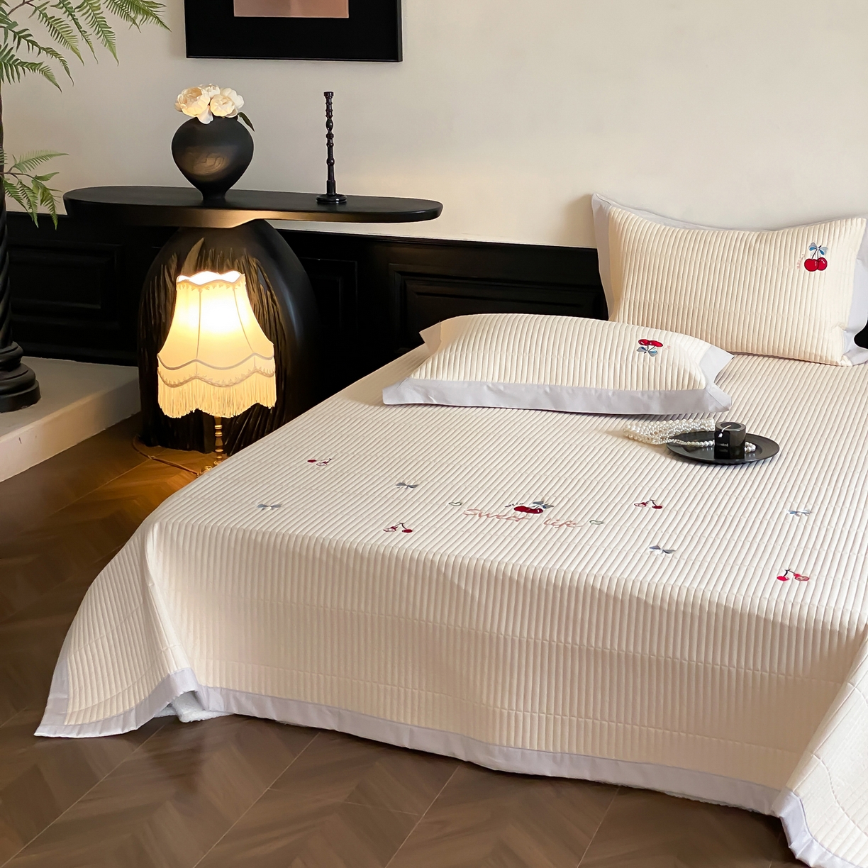 91家纺网 家纺一手货源 找家纺 由有家居 2025新品A类50S双股全棉磨毛绣花床盖三件套 樱桃丸子米黄