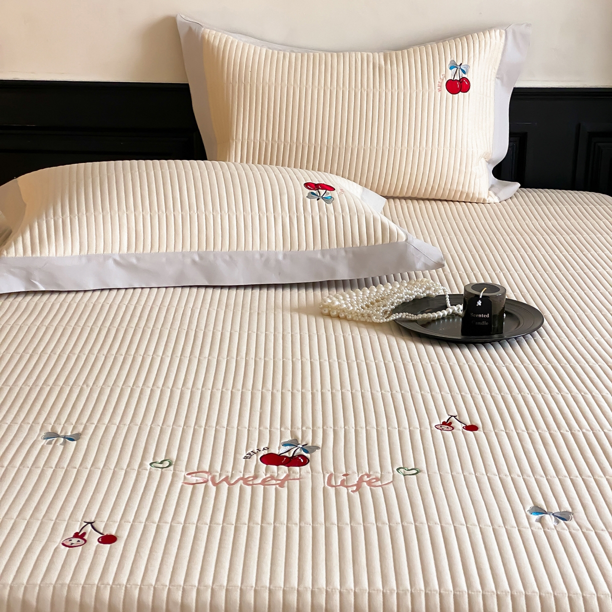 91家纺网 家纺一手货源 找家纺 由有家居 2025新品A类50S双股全棉磨毛绣花床盖三件套 樱桃丸子米黄