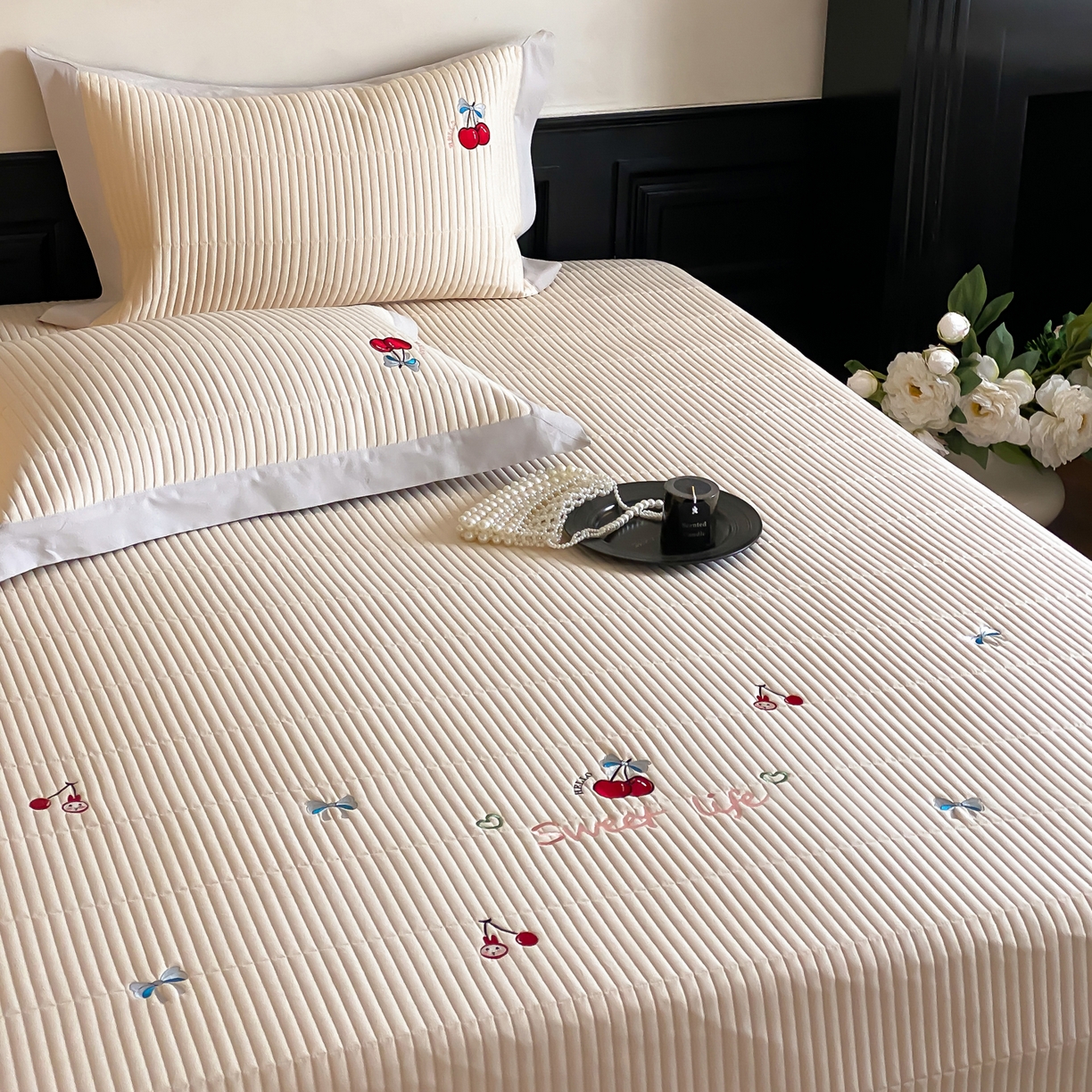 91家纺网 家纺一手货源 找家纺 由有家居 2025新品A类50S双股全棉磨毛绣花床盖三件套 樱桃丸子米黄