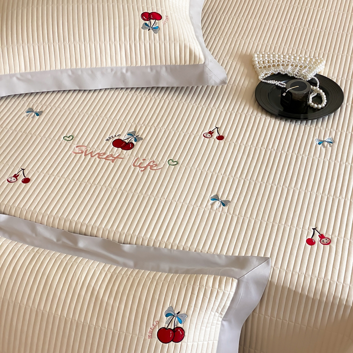 91家纺网 家纺一手货源 找家纺 由有家居 2025新品A类50S双股全棉磨毛绣花床盖三件套 樱桃丸子米黄