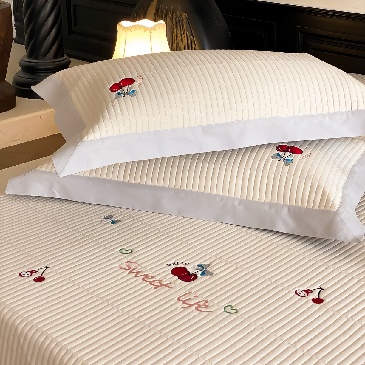 91家纺网 家纺一手货源 找家纺 由有家居 2025新品A类50S双股全棉磨毛绣花床盖三件套 樱桃丸子米黄