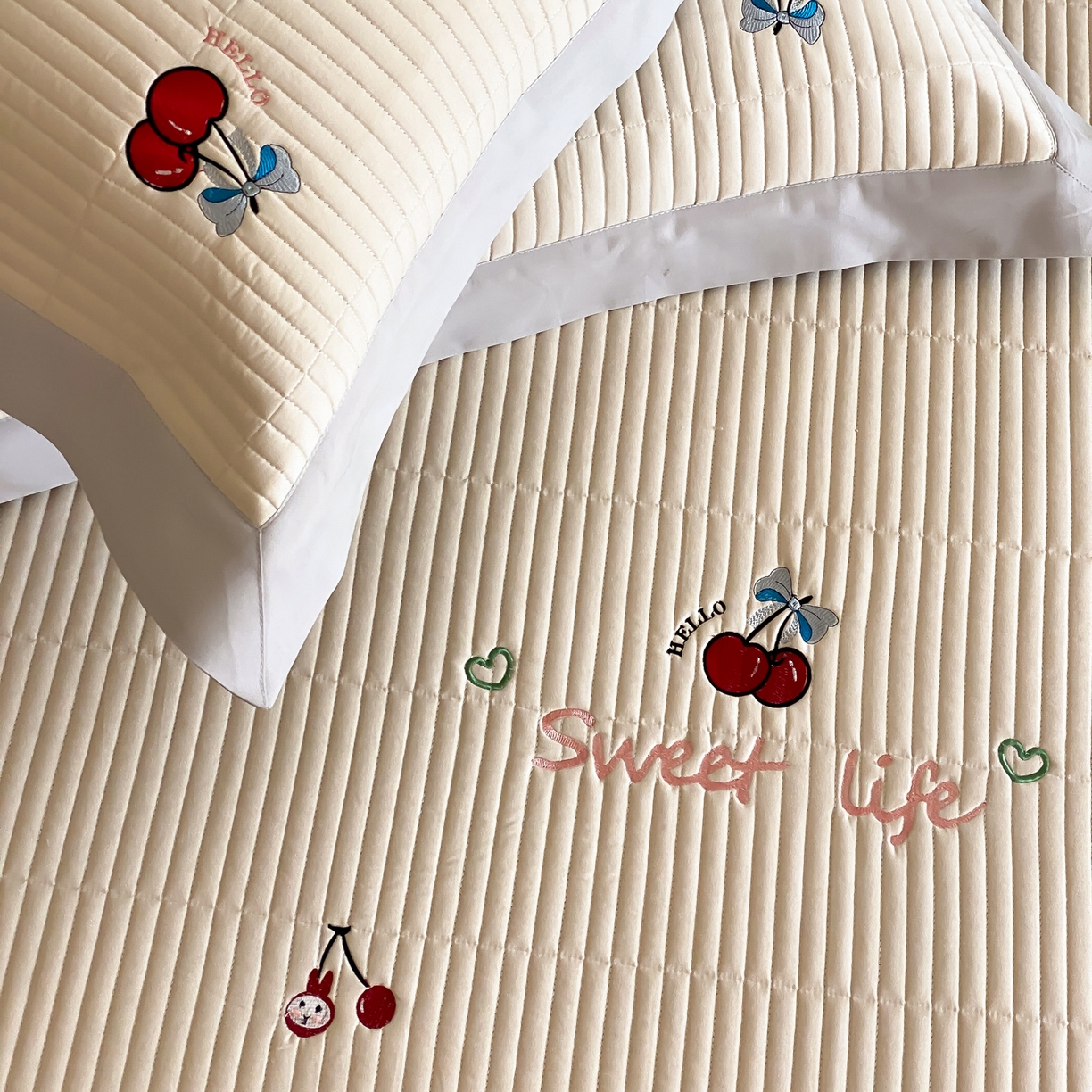 91家纺网 家纺一手货源 找家纺 由有家居 2025新品A类50S双股全棉磨毛绣花床盖三件套 樱桃丸子米黄