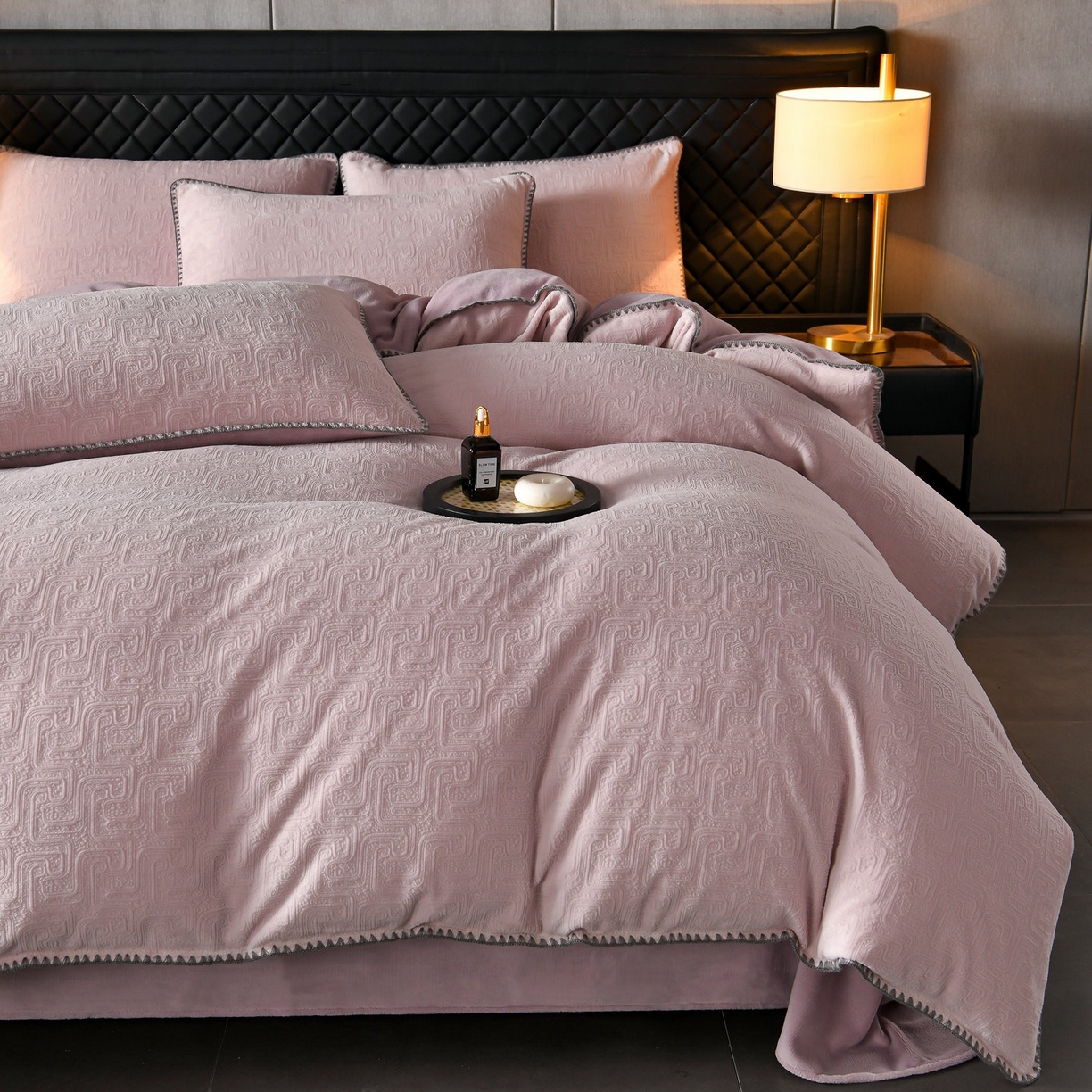 91家纺网 家纺一手货源 找家纺 （总）菡宝2025新款工艺款贝壳边雕花绒简约良品风牛奶绒四件套-梵西系列 支持定做定制尺寸