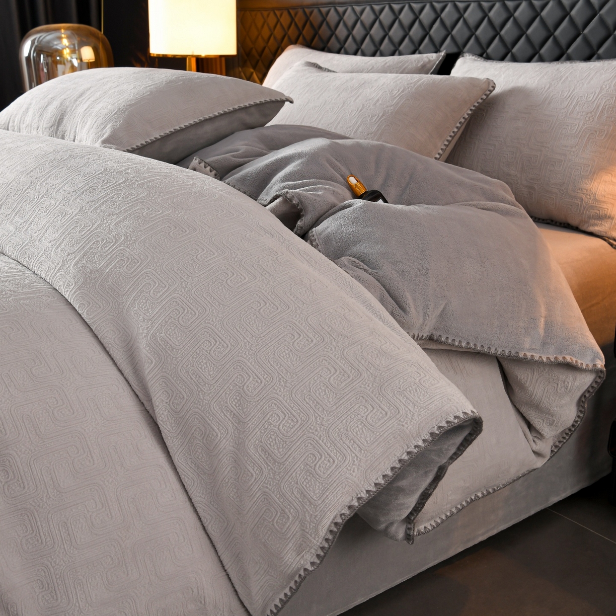 91家纺网 家纺一手货源 找家纺 （总）菡宝2025新款工艺款贝壳边雕花绒简约良品风牛奶绒四件套-梵西系列 支持定做定制尺寸