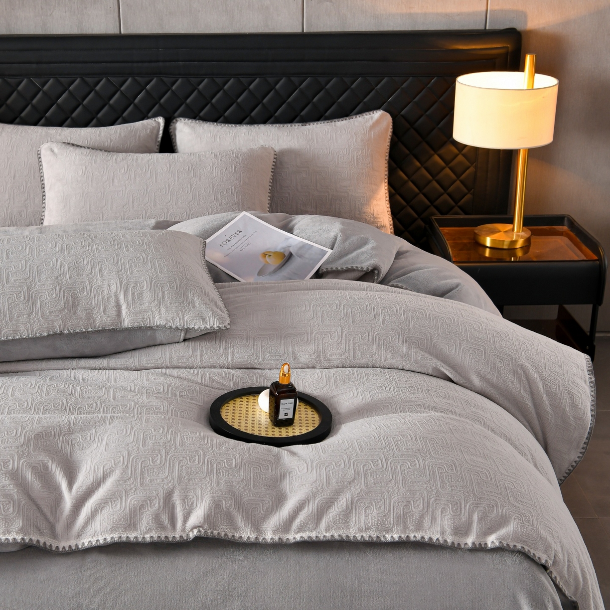 91家纺网 家纺一手货源 找家纺 菡宝2025新款工艺款贝壳边雕花绒简约良品风牛奶绒四件套-梵西系列 支持定做定制尺寸 梵西灰