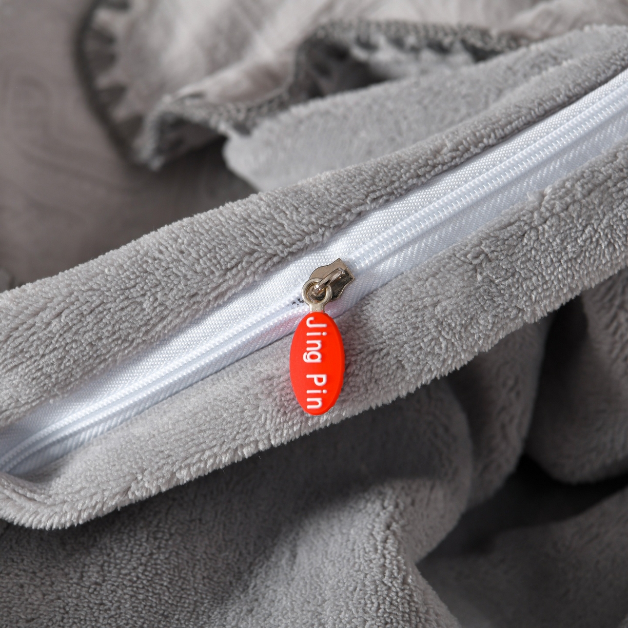 91家纺网 家纺一手货源 找家纺 菡宝2025新款工艺款贝壳边雕花绒简约良品风牛奶绒四件套-梵西系列 支持定做定制尺寸 梵西灰