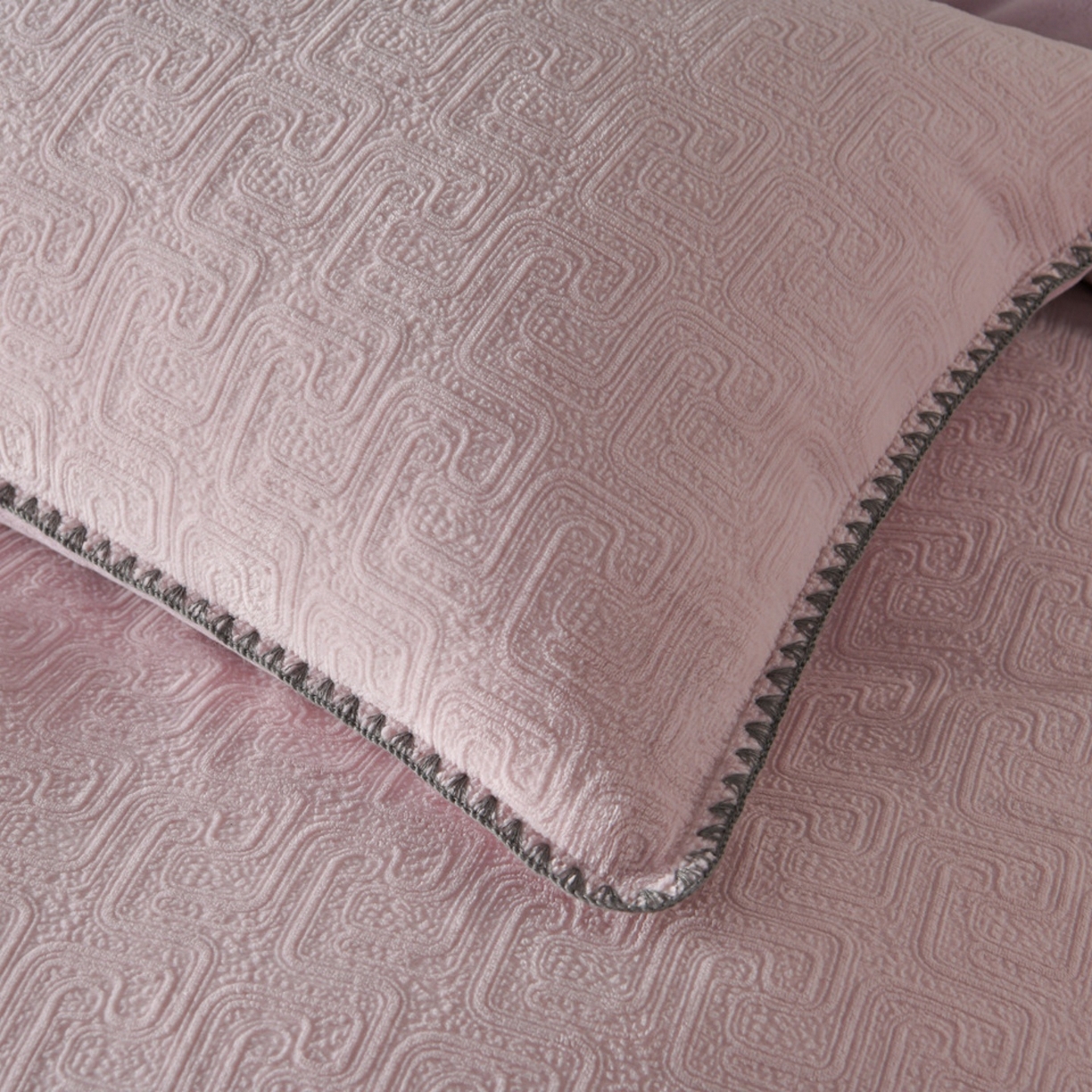 91家纺网 家纺一手货源 找家纺 菡宝2025新款工艺款贝壳边雕花绒简约良品风牛奶绒四件套-梵西系列 支持定做定制尺寸 梵西紫