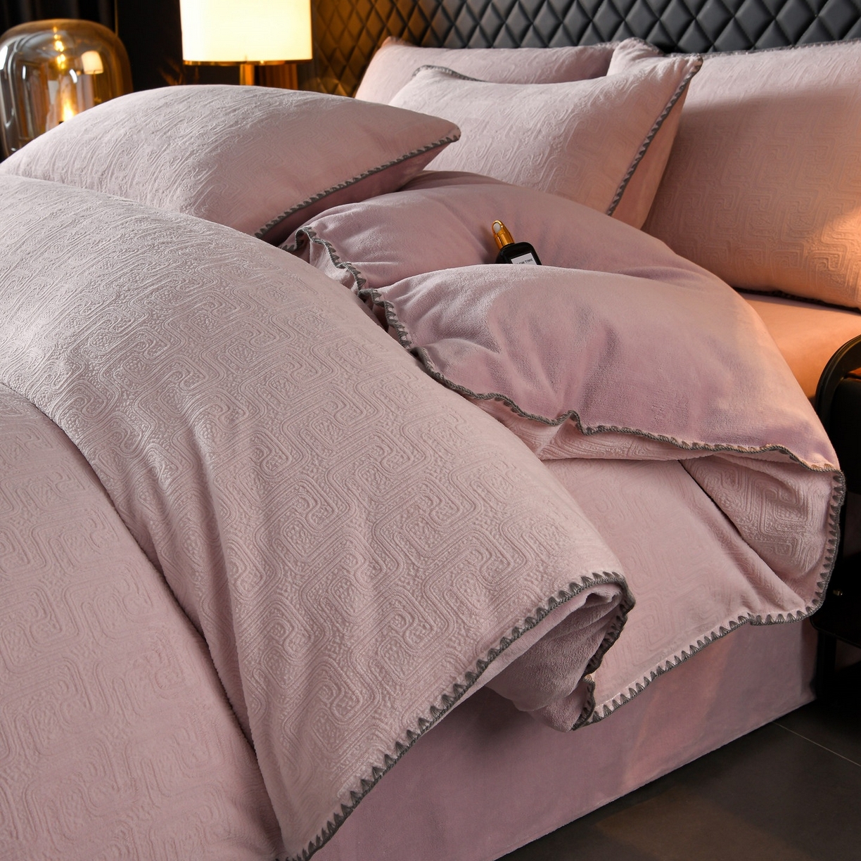 91家纺网 家纺一手货源 找家纺 菡宝2025新款工艺款贝壳边雕花绒简约良品风牛奶绒四件套-梵西系列 支持定做定制尺寸 梵西紫