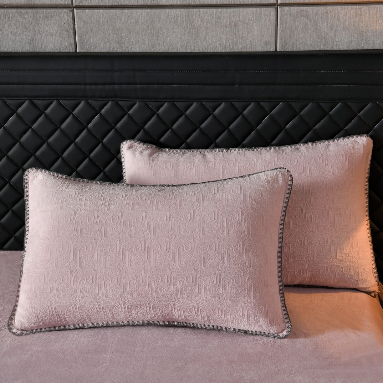 91家纺网 家纺一手货源 找家纺 菡宝2025新款工艺款贝壳边雕花绒简约良品风牛奶绒四件套-梵西系列 支持定做定制尺寸 梵西紫