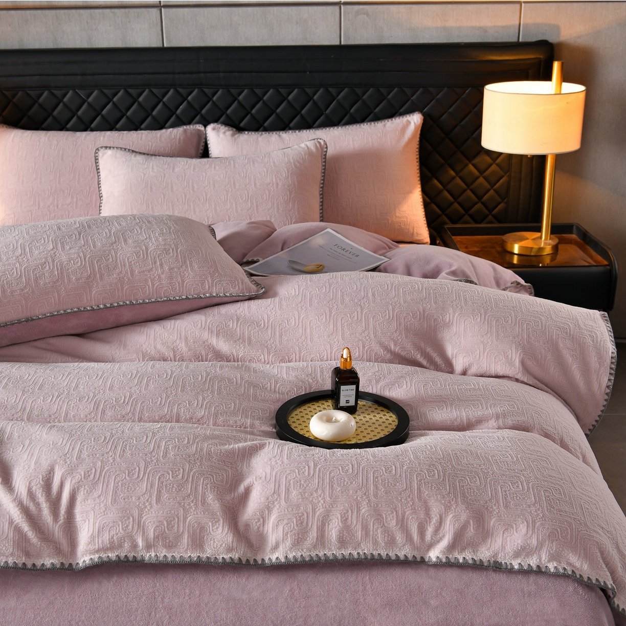 91家纺网 家纺一手货源 找家纺 菡宝2025新款工艺款贝壳边雕花绒简约良品风牛奶绒四件套-梵西系列 支持定做定制尺寸 梵西紫