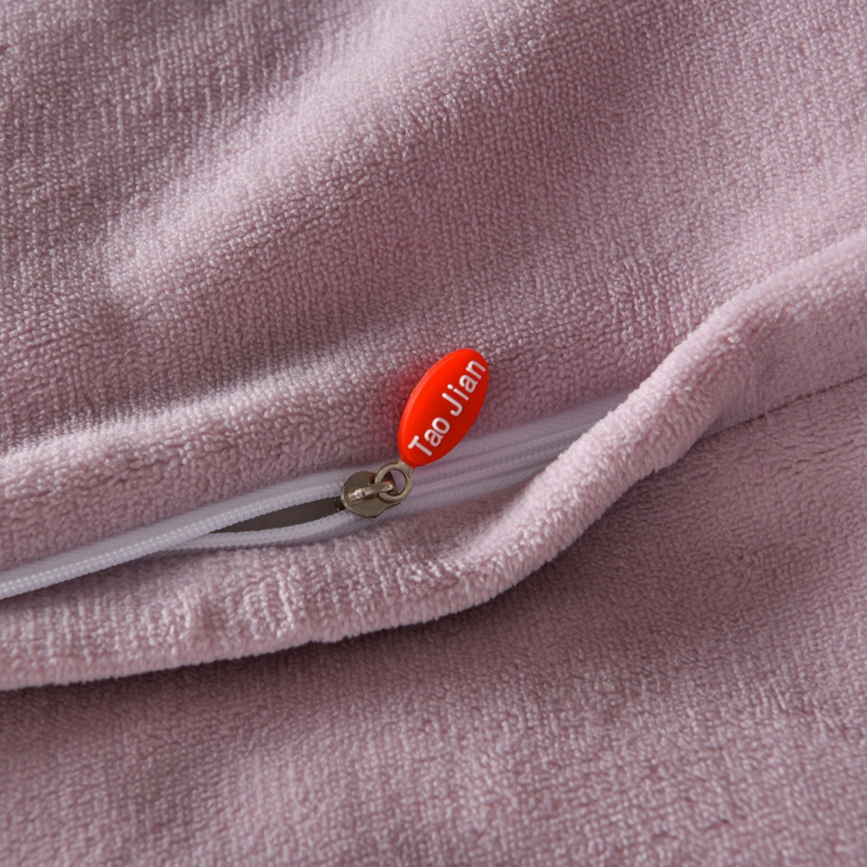 91家纺网 家纺一手货源 找家纺 菡宝2025新款工艺款贝壳边雕花绒简约良品风牛奶绒四件套-梵西系列 支持定做定制尺寸 梵西紫