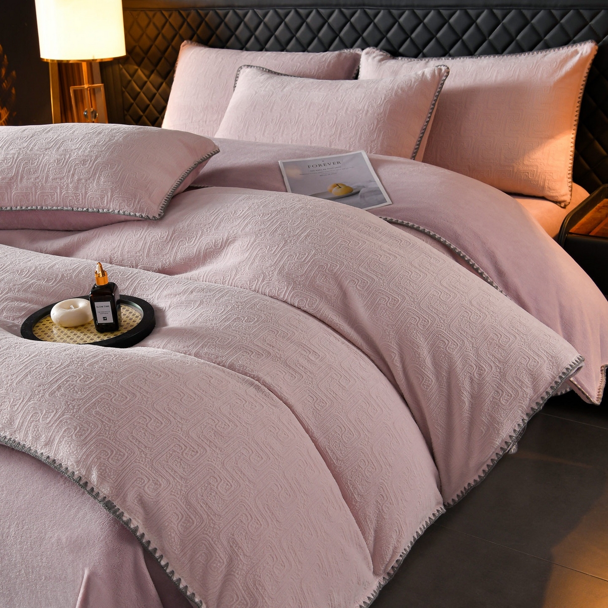 91家纺网 家纺一手货源 找家纺 菡宝2025新款工艺款贝壳边雕花绒简约良品风牛奶绒四件套-梵西系列 支持定做定制尺寸 梵西紫