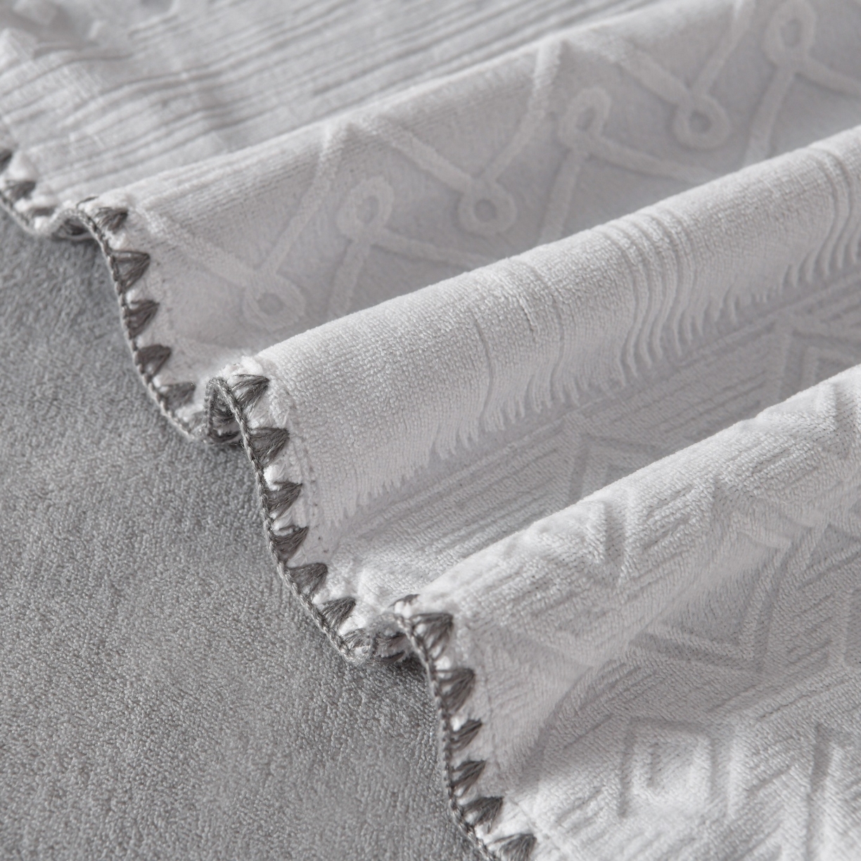 91家纺网 家纺一手货源 找家纺 菡宝2025新款工艺款贝壳边雕花绒简约良品风牛奶绒四件套-梵西系列 支持定做定制尺寸 洛璃灰