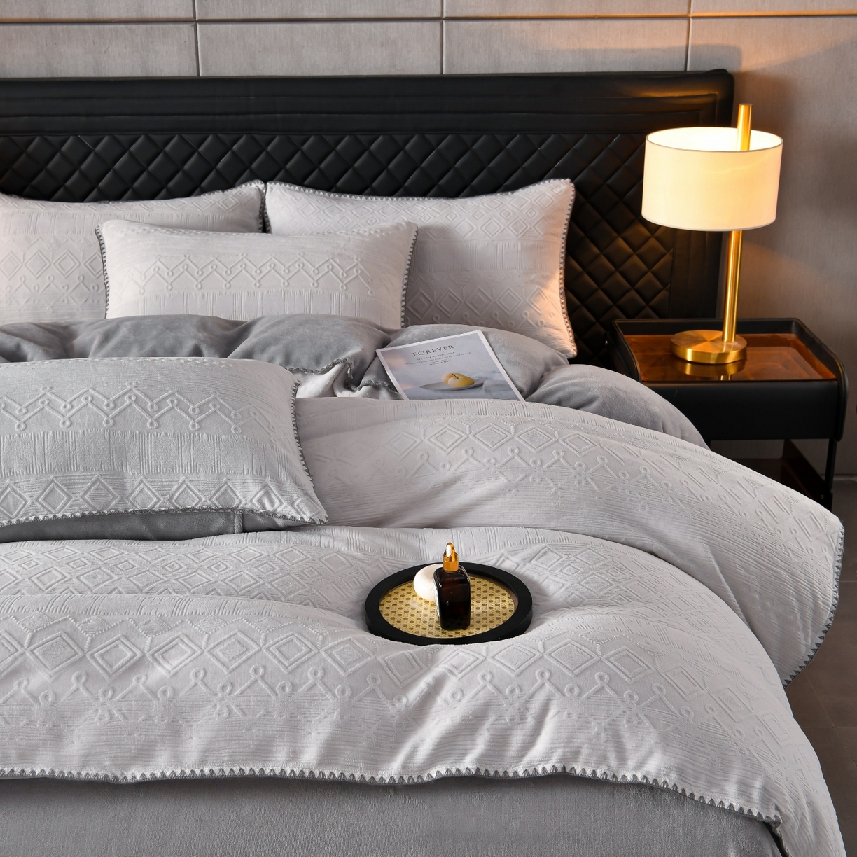 91家纺网 家纺一手货源 找家纺 菡宝2025新款工艺款贝壳边雕花绒简约良品风牛奶绒四件套-梵西系列 支持定做定制尺寸 洛璃灰