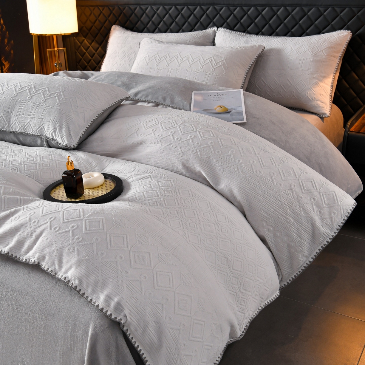 91家纺网 家纺一手货源 找家纺 菡宝2025新款工艺款贝壳边雕花绒简约良品风牛奶绒四件套-梵西系列 支持定做定制尺寸 洛璃灰