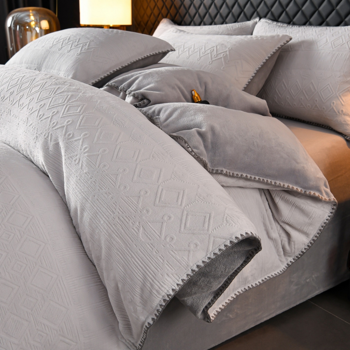 91家纺网 家纺一手货源 找家纺 菡宝2025新款工艺款贝壳边雕花绒简约良品风牛奶绒四件套-梵西系列 支持定做定制尺寸 洛璃灰