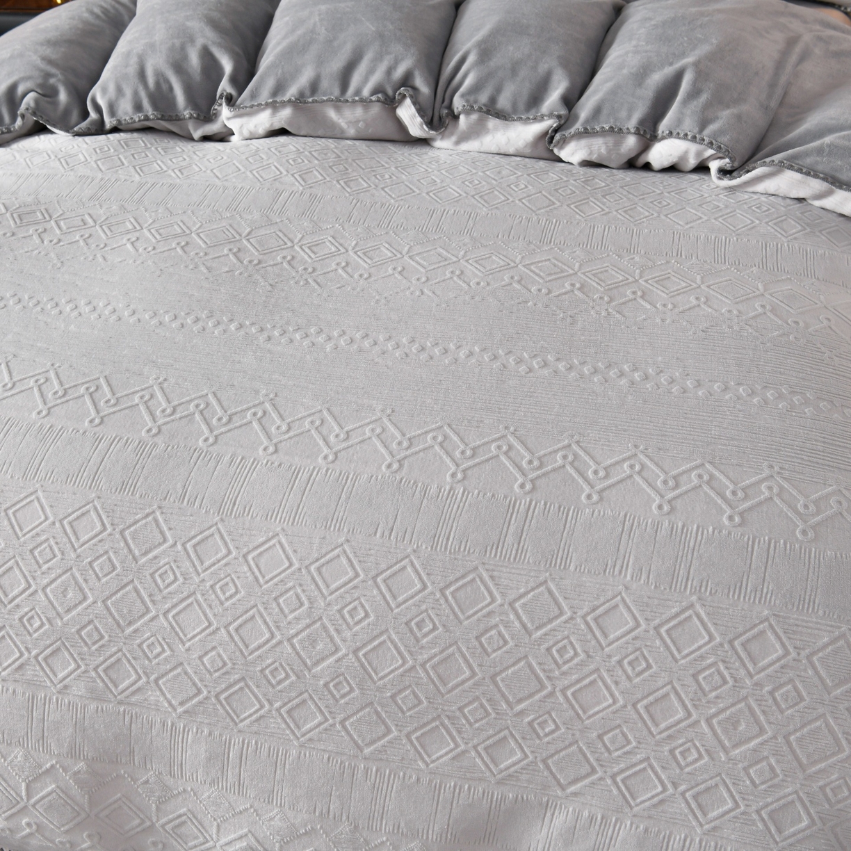 91家纺网 家纺一手货源 找家纺 菡宝2025新款工艺款贝壳边雕花绒简约良品风牛奶绒四件套-梵西系列 支持定做定制尺寸 洛璃灰