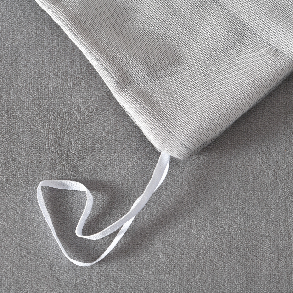 91家纺网 家纺一手货源 找家纺 菡宝2025新款工艺款贝壳边雕花绒简约良品风牛奶绒四件套-梵西系列 支持定做定制尺寸 洛璃灰