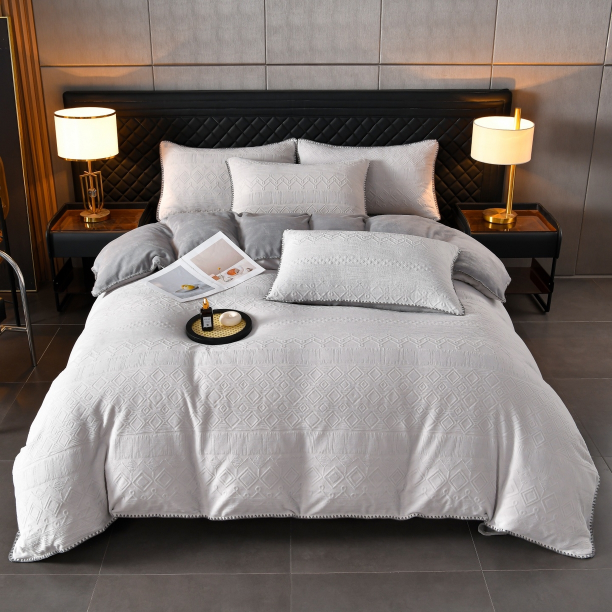 91家纺网 家纺一手货源 找家纺 菡宝2025新款工艺款贝壳边雕花绒简约良品风牛奶绒四件套-梵西系列 支持定做定制尺寸 洛璃灰