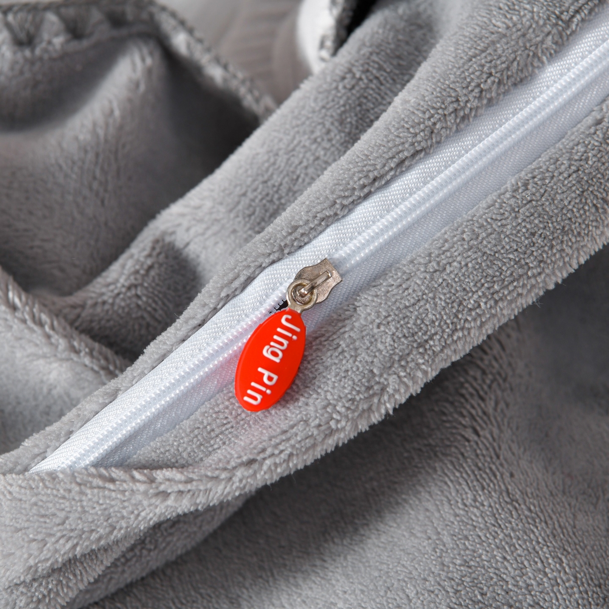 91家纺网 家纺一手货源 找家纺 菡宝2025新款工艺款贝壳边雕花绒简约良品风牛奶绒四件套-梵西系列 支持定做定制尺寸 洛璃灰