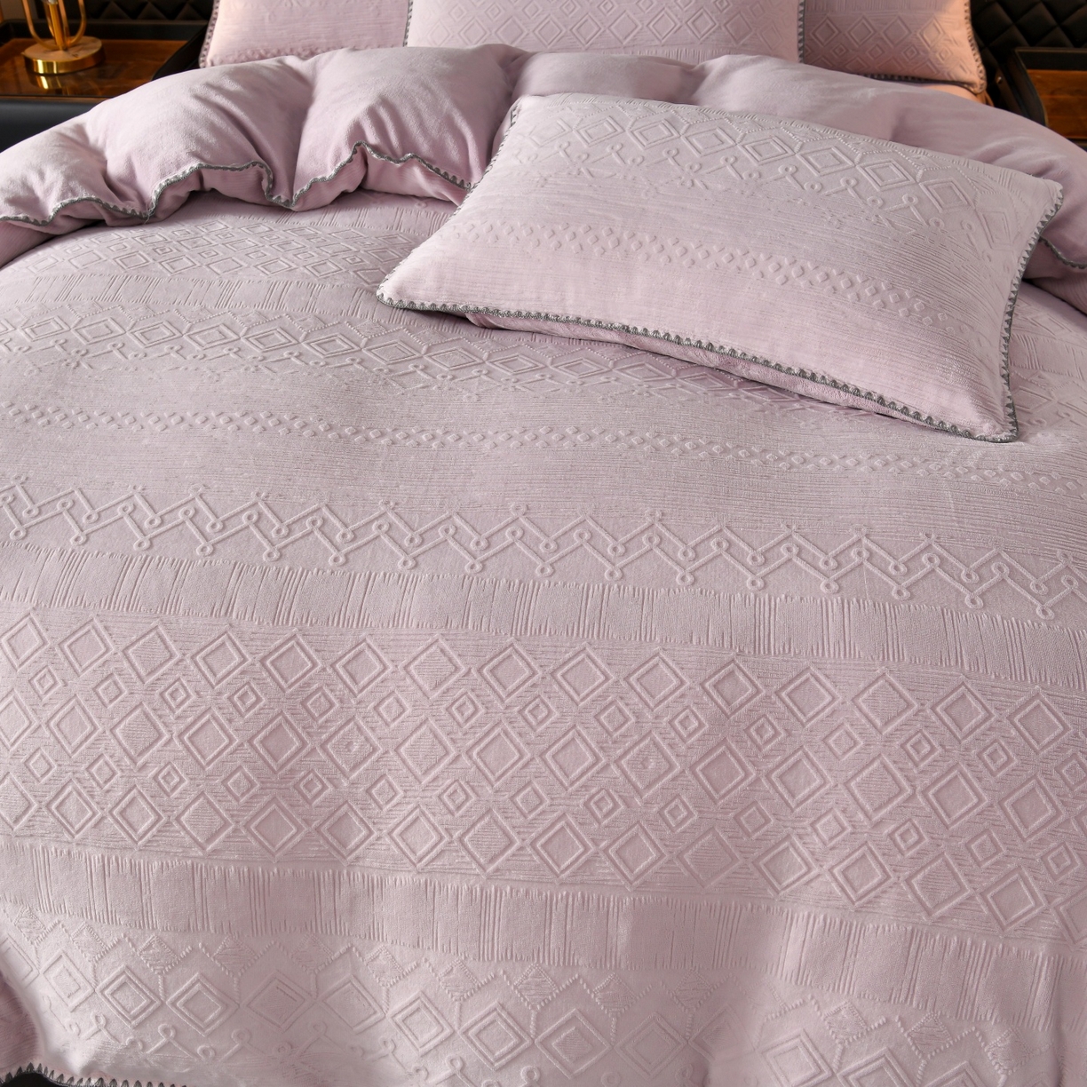 91家纺网 家纺一手货源 找家纺 菡宝2025新款工艺款贝壳边雕花绒简约良品风牛奶绒四件套-梵西系列 支持定做定制尺寸 洛璃紫