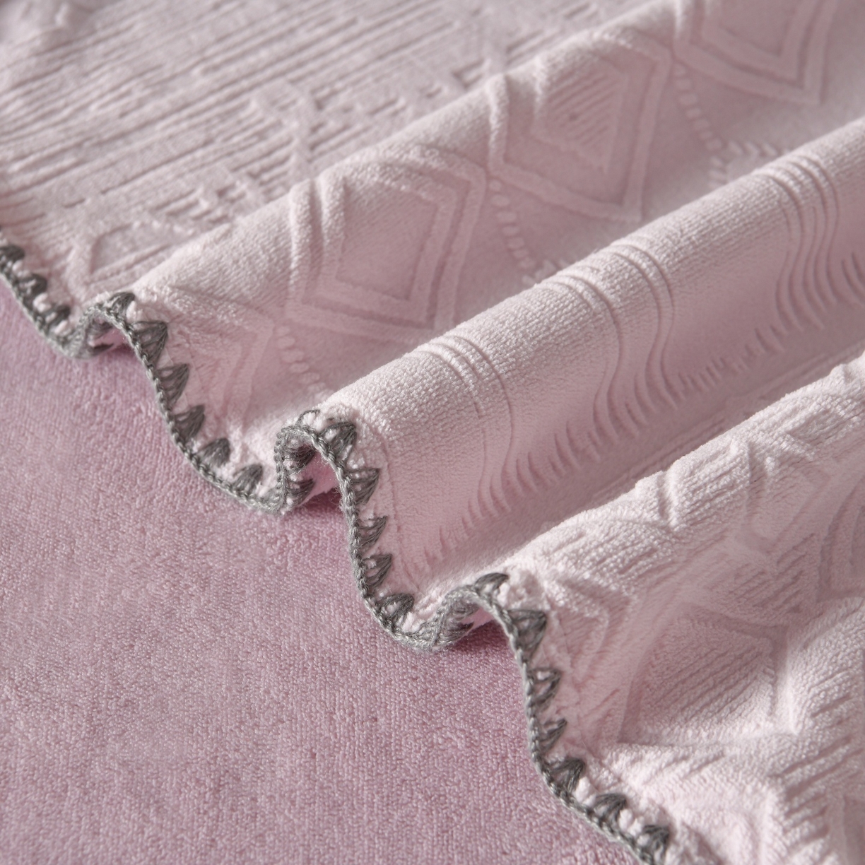 91家纺网 家纺一手货源 找家纺 菡宝2025新款工艺款贝壳边雕花绒简约良品风牛奶绒四件套-梵西系列 支持定做定制尺寸 洛璃紫