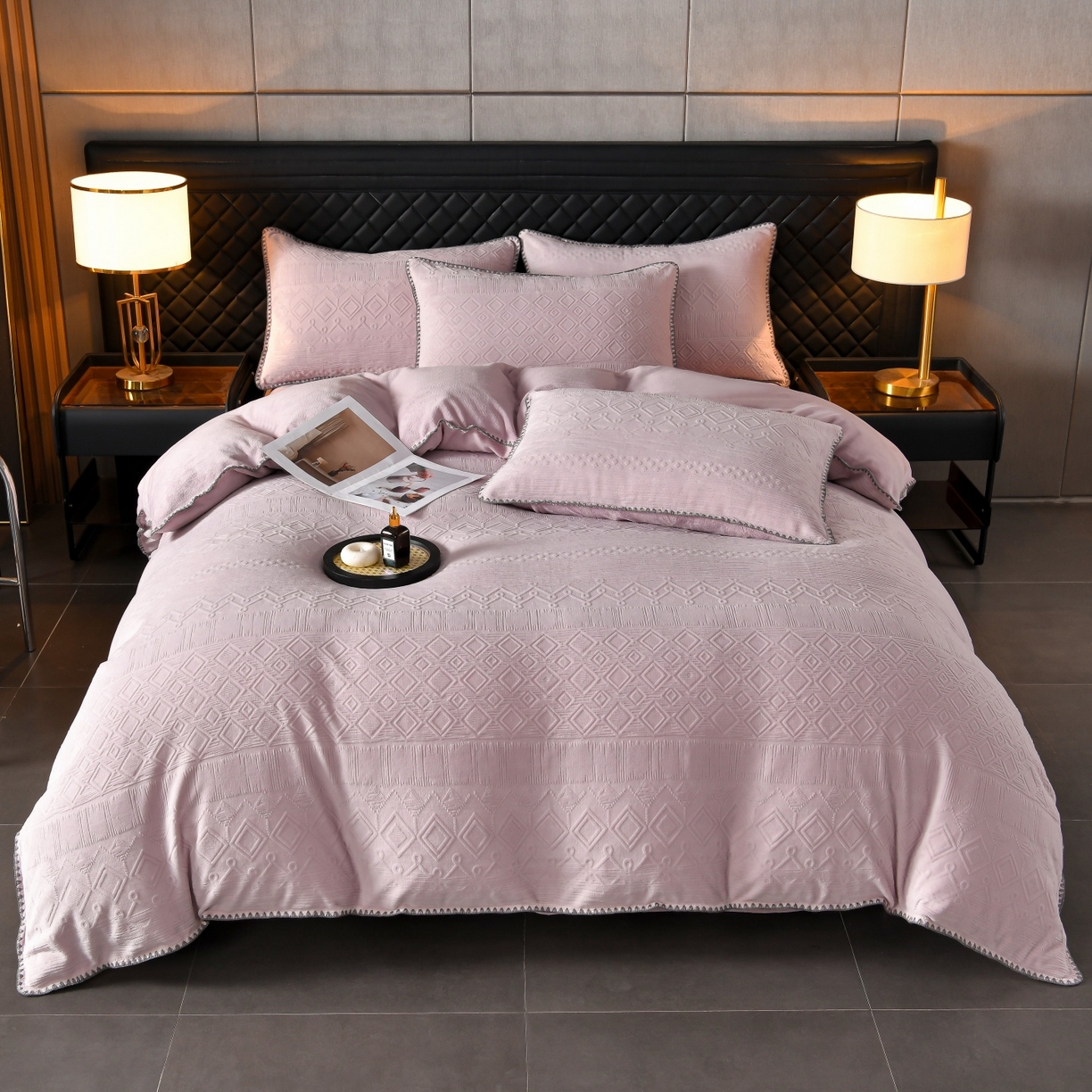 91家纺网 家纺一手货源 找家纺 菡宝2025新款工艺款贝壳边雕花绒简约良品风牛奶绒四件套-梵西系列 支持定做定制尺寸 洛璃紫