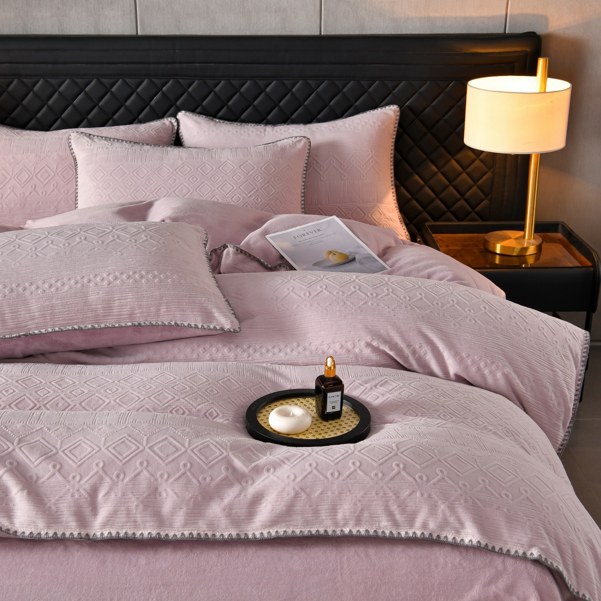 91家纺网 家纺一手货源 找家纺 菡宝2025新款工艺款贝壳边雕花绒简约良品风牛奶绒四件套-梵西系列 支持定做定制尺寸 洛璃紫