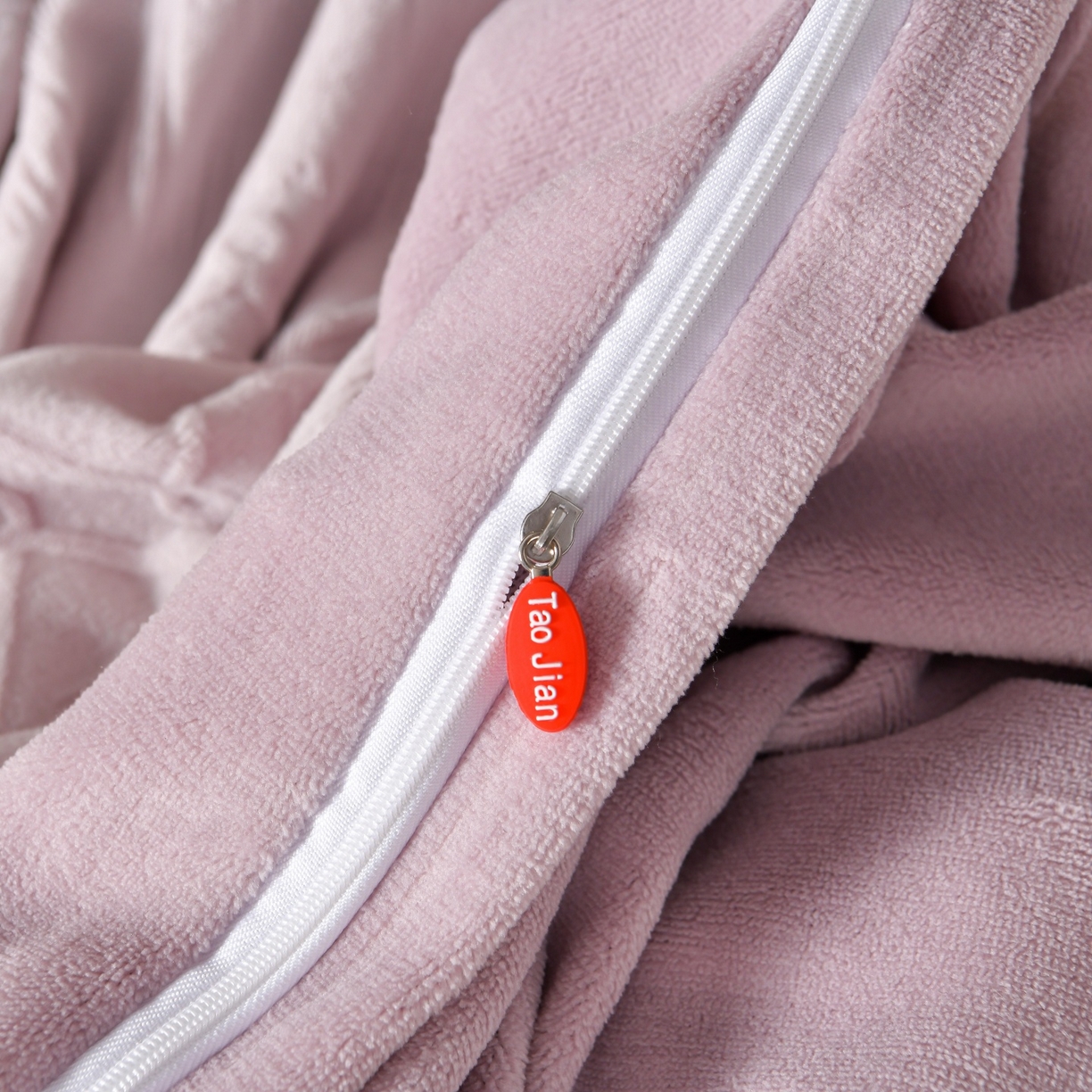 91家纺网 家纺一手货源 找家纺 菡宝2025新款工艺款贝壳边雕花绒简约良品风牛奶绒四件套-梵西系列 支持定做定制尺寸 洛璃紫