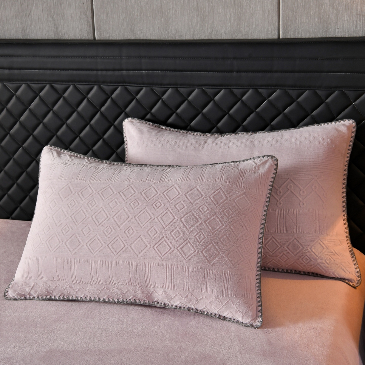 91家纺网 家纺一手货源 找家纺 菡宝2025新款工艺款贝壳边雕花绒简约良品风牛奶绒四件套-梵西系列 支持定做定制尺寸 洛璃紫