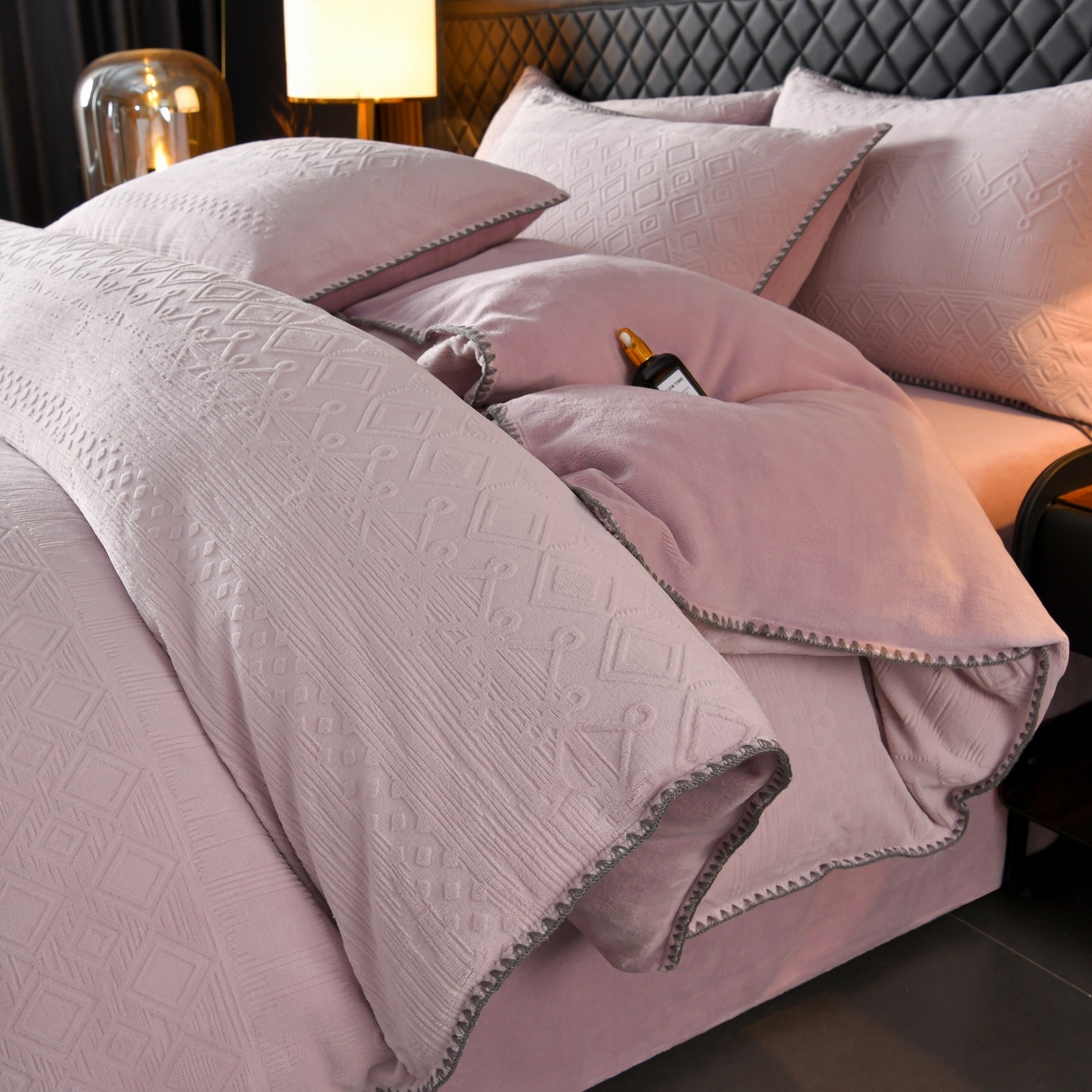 91家纺网 家纺一手货源 找家纺 菡宝2025新款工艺款贝壳边雕花绒简约良品风牛奶绒四件套-梵西系列 支持定做定制尺寸 洛璃紫