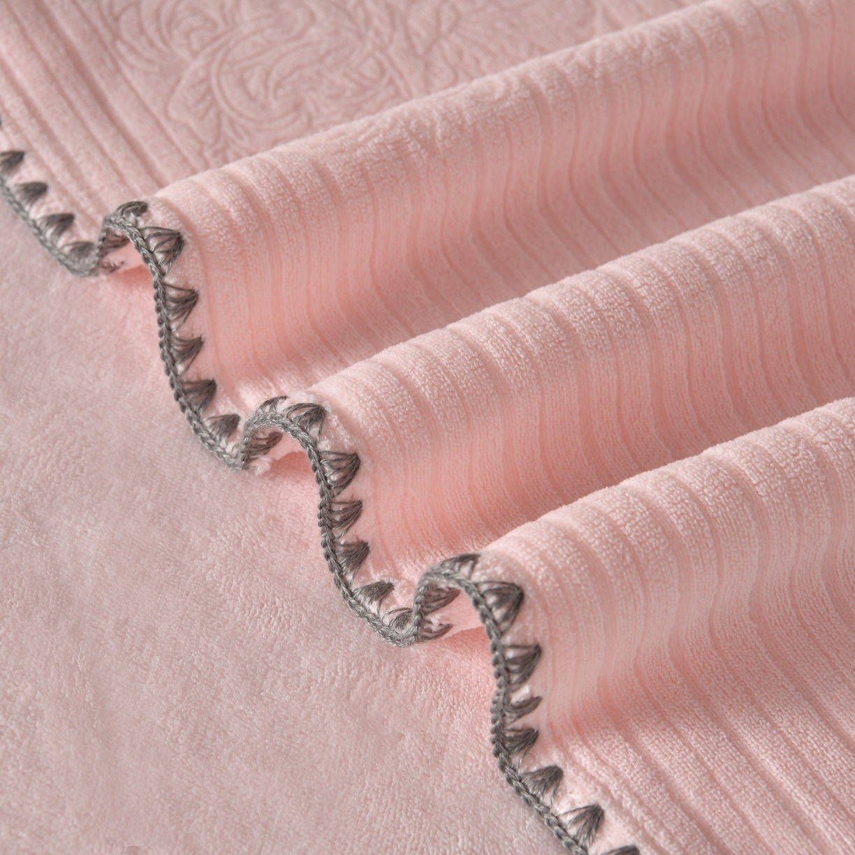 91家纺网 家纺一手货源 找家纺 菡宝2025新款工艺款贝壳边雕花绒简约良品风牛奶绒四件套-梵西系列 支持定做定制尺寸 米娅粉