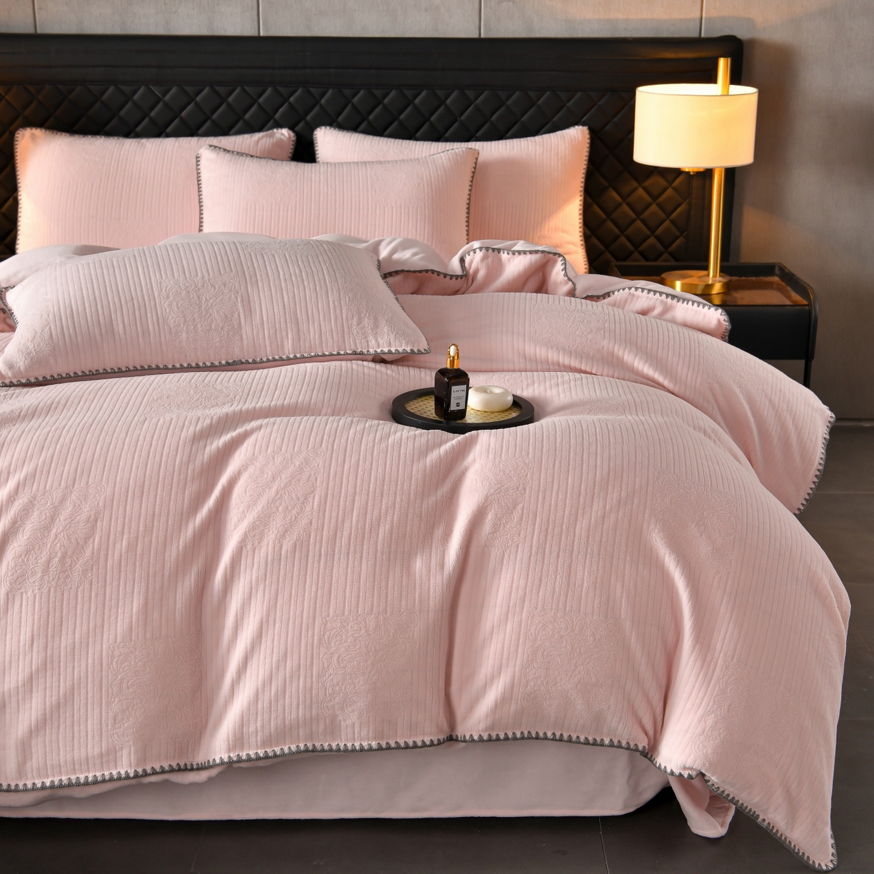 菡宝2025新款工艺款贝壳边雕花绒简约良品风牛奶绒四件套-梵西系列 支持定做定制尺寸 米娅粉